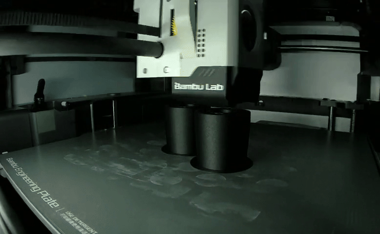 En FDM 3D-printer som printer en plastmodell lag for lag